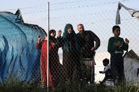 Chứng tá của linh mục Dòng Tên Maurice Joyeux bên cạnh người di dân ở Hy Lạp